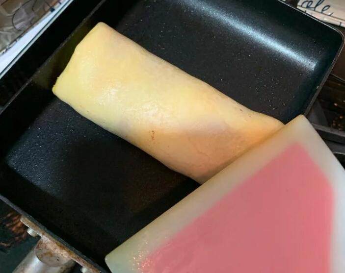 软Q蛋饼 (每日不同早餐),煎香后翻面,运用锅铲将蛋饼捲起。
(可以使用玉子烧锅专用锅铲,比较好翻面或做捲起蛋饼动作)
