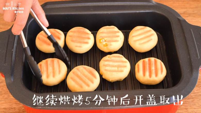 【玉米面包】健康营养美味~,再烘烤5分钟后取出,置于晾架晾凉。