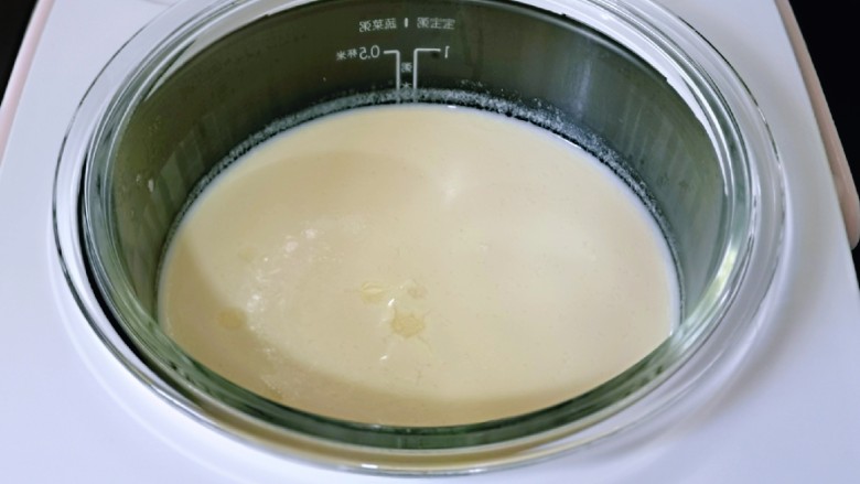零添加蓝莓酸奶,早上起来酸奶就好啦~这时候不建议吃,因为口感不好,冷藏后口感更佳。