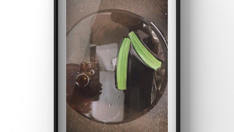 秋葵紫薯小星星,秋葵切去头尾,烧开一锅水,滴入几滴油,放入焯水30秒!