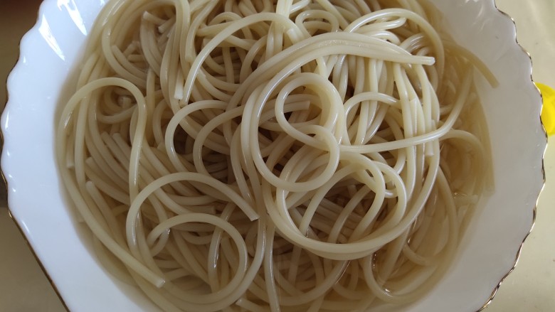 冰爽酸辣意面,意面装碗,放入汤