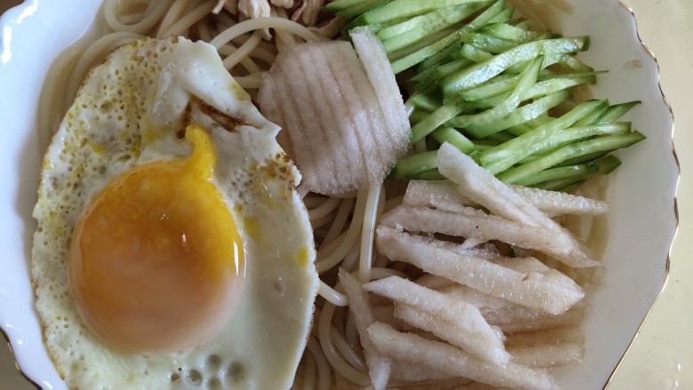 冰爽酸辣意面,摆上鸡蛋，配菜