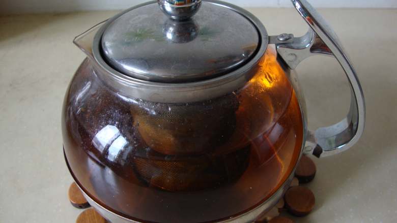 青柠绿茶冰饮,绿茶用开水冲泡,放置自然冷却