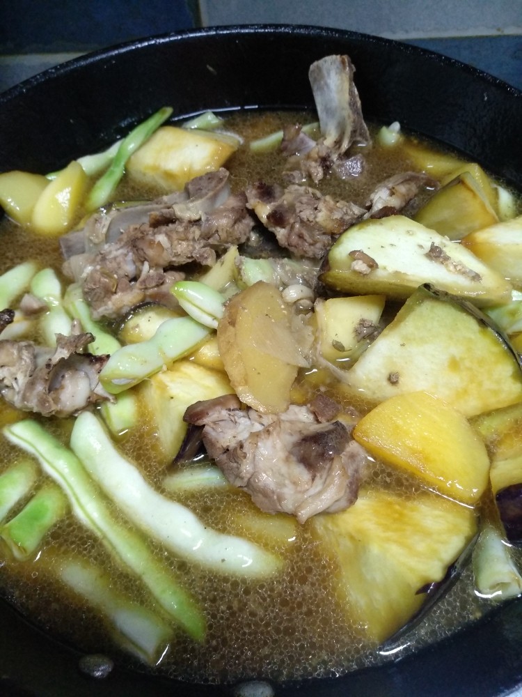 东北家常小乱炖,加调味料，添排骨汤
