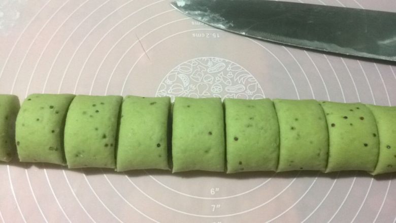 菠菜藜麦馒头卷蟹柳,用刀切成合适的大小,等待10分钟二次醒发;