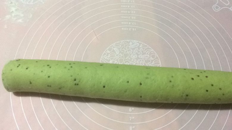 菠菜藜麦馒头卷蟹柳,从上至下卷起,收口末端可以沾点水;