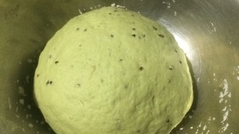 菠菜藜麦馒头卷蟹柳,再用手慢慢揉成光滑的面团,盖保鲜膜,放温暖处发酵至两倍大;