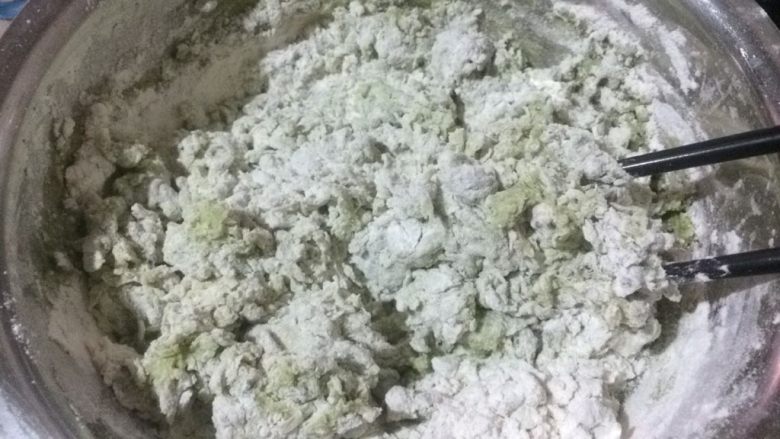 菠菜藜麦馒头卷蟹柳,先用筷子搅拌成絮状;