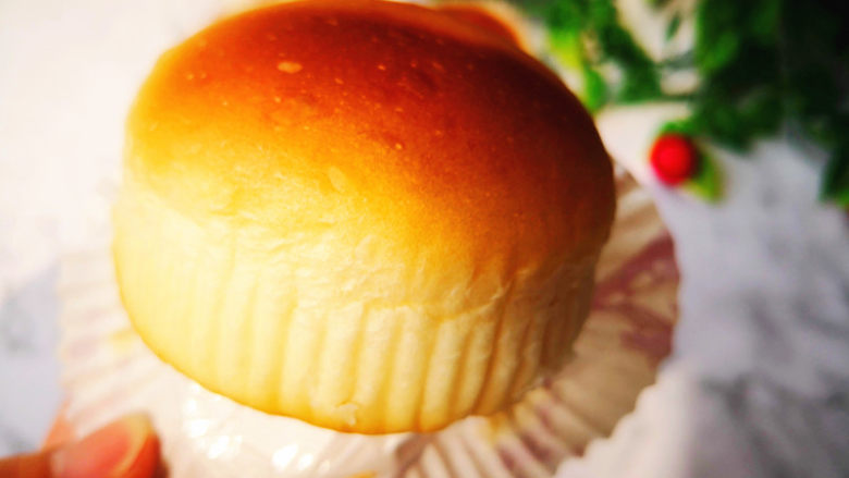 小餐包,烤箱预热,180度,上下火,中层烤16分钟左右,防止上色过重可以加盖锡纸,