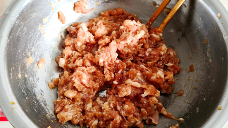 三鲜小馄饨,<a style='color:red;display:inline-block;' href='/shicai/ 414'>猪肉</a>剁碎加入<a style='color:red;display:inline-block;' href='/shicai/ 692'>酱油</a>用筷子朝一个方向搅拌上劲，然后把在一边慢慢入味，
