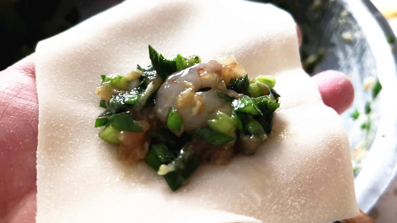 三鲜小馄饨,取一张馄饨皮,放上适量的馅,按照你的方法包好,