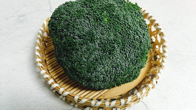 西兰花小炒口蘑,<a style='color:red;display:inline-block;' href='/shicai/ 119'>西兰花</a>,只用了半个
