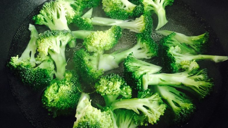 西兰花小炒口蘑,锅中加入清水大火烧开加入适量盐和油,放入西兰花焯水两分钟