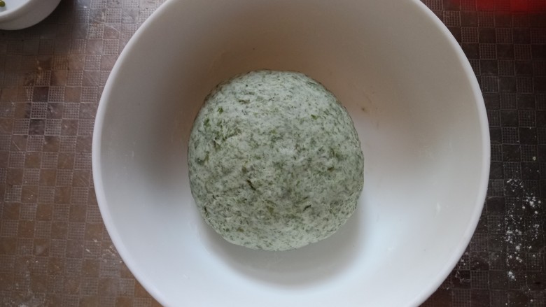 海苔猪猪馒头,和成光滑的面团,盖保鲜膜,放温暖处发酵。