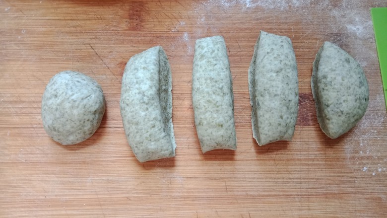 海苔猪猪馒头,取出揉匀,切成4块大,一块小的面团。