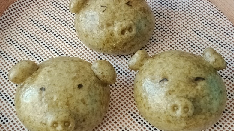 海苔猪猪馒头,蒸锅水开上笼,蒸15分钟。