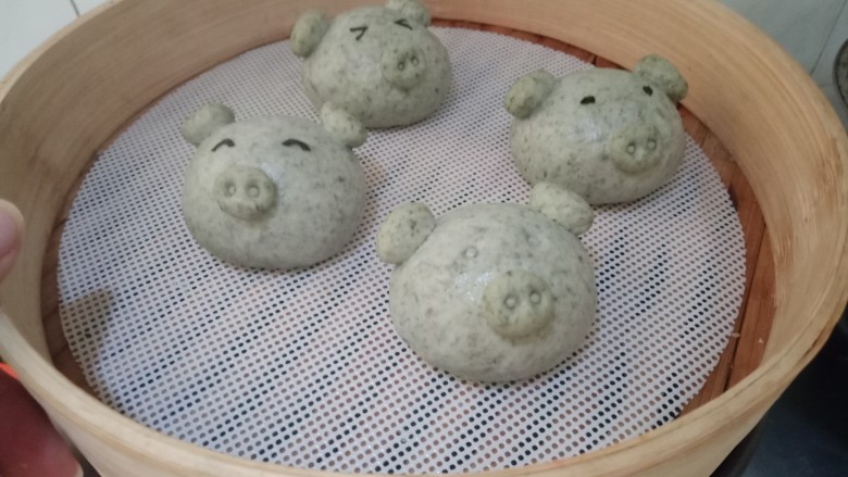 海苔猪猪馒头,海苔剪上几个表情,鼻子戳两个鼻孔。