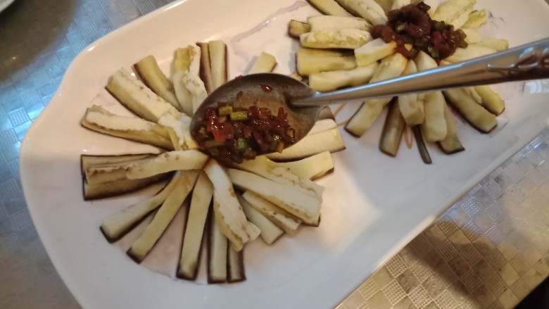 菊花茄子,酱料放在花心,汤汁淋在周围