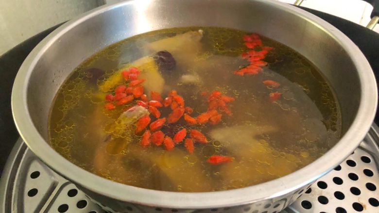 滋补鸽子汤,蒸好以后放入适量盐,再蒸10分钟,然后放入枸杞,即可出锅。