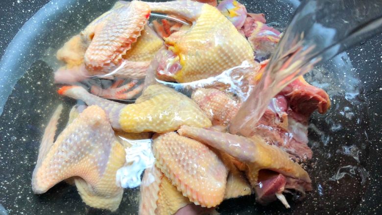 滋补鸽子汤,把切好的鸽子放入锅里,放入适量水,水量和食材齐平,大火把水煮开。