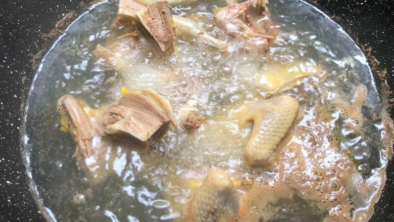 滋补鸽子汤,水开再煮2分钟,再用冷水冲洗干净待用。