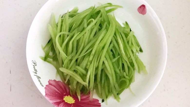 酸辣荞麦面,把<a style='color:red;display:inline-block;' href='/shicai/ 54'>黄瓜</a>去掉瓜皮和瓜瓤,再切成丝