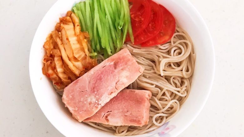 酸辣荞麦面,加入西红柿,黄瓜丝,辣白菜和午餐肉