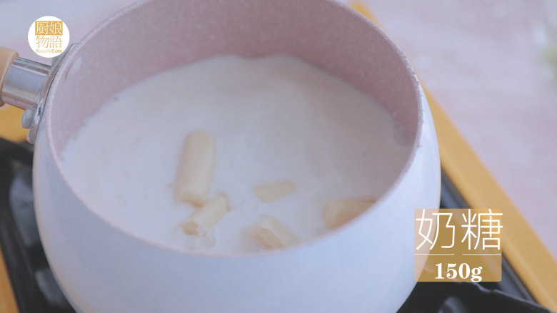 大白兔奶糖的4款甜品,开小火不断搅拌至奶糖融化,然后倒入小碗中放至冰箱冷藏备用。