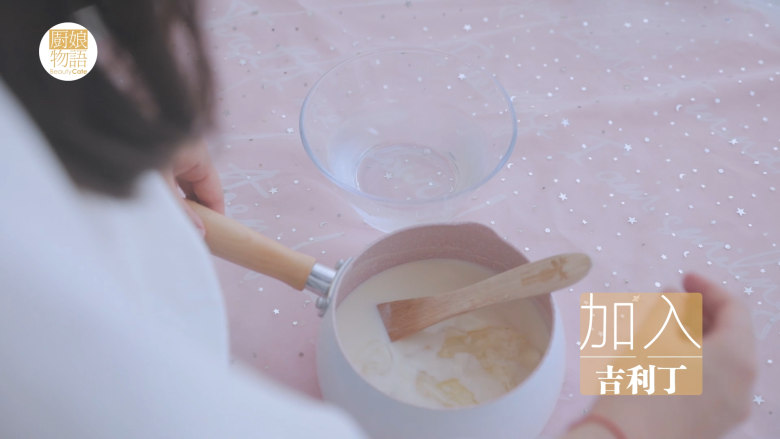 大白兔奶糖的4款甜品,待溶液冷却至55度左右,加入泡软的吉利丁片,搅拌至无颗粒。