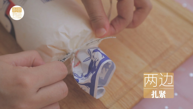 大白兔奶糖的4款甜品,将蛋糕从内卷起,切掉多余的边角,包上准备好的油纸,将两边用细绳扎紧。