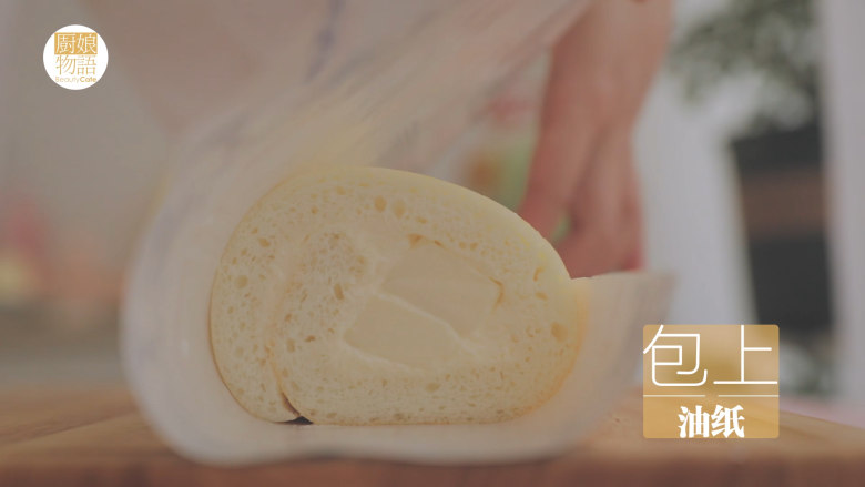 大白兔奶糖的4款甜品,在奶油上码上切好的奶冻,再重新填满奶油。