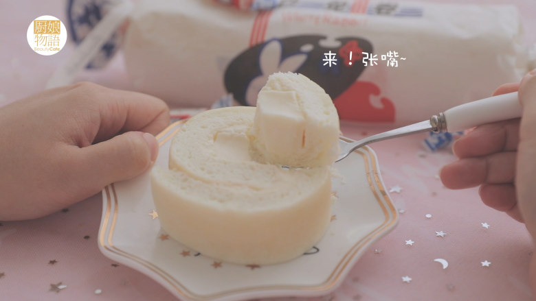 大白兔奶糖的4款甜品,将蛋糕从内卷起,切掉多余的边角,包上准备好的油纸,将两边用细绳扎紧。