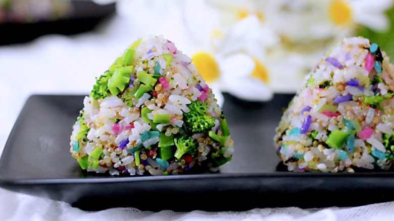 藜麦海苔五彩米饭团,搅拌好的藜麦五彩饭,可以直接食用,也可以做成圆球形状的,我做了三角形的,这个可以随自己喜好而选择哟。