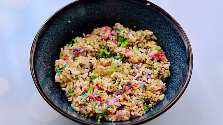 藜麦海苔五彩米饭团,把所有的食材混合后,搅拌均匀。