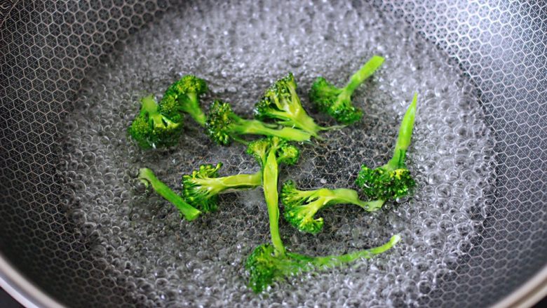 藜麦海苔五彩米饭团,锅中倒入适量的清水烧开后,放入盐和食用油,加入西兰花进行焯水。