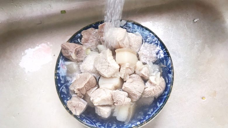 茭白土豆红烧肉（懒人高压锅版）,煮好的猪肉用流动水冲洗干净表面的浮沫