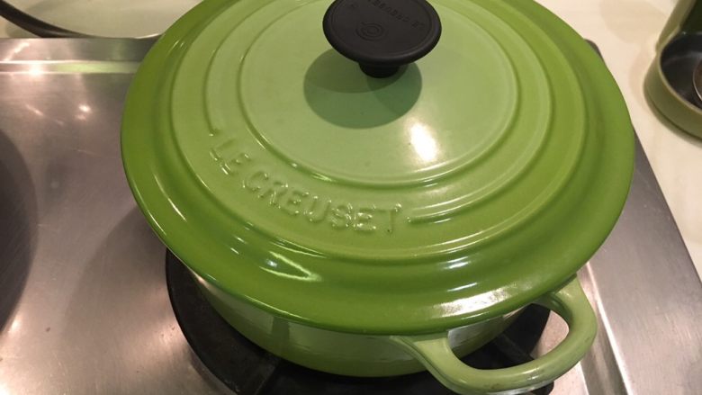 番茄洋葱肉丸子汤,转小火盖起来炖煮20分钟!完成!