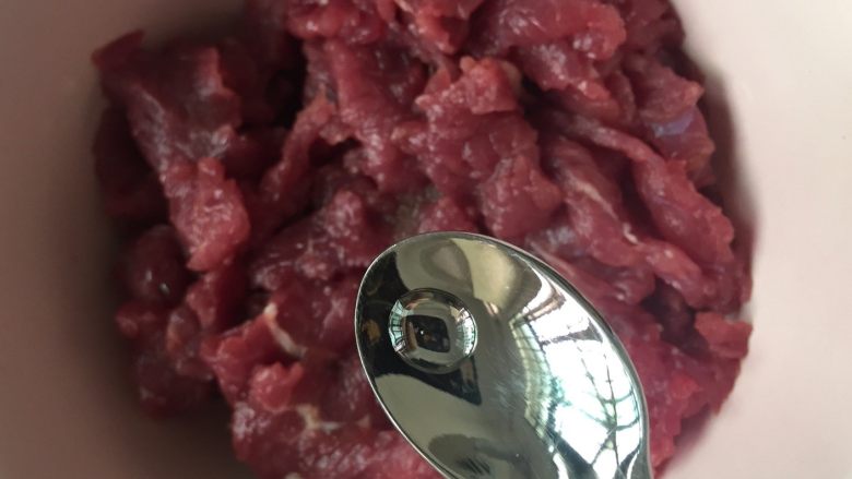 大葱炒牛肉,然后加2滴食用枧水拌匀,腌制5分钟。食用枧水可以把牛肉的肉质纤维变得更嫩。