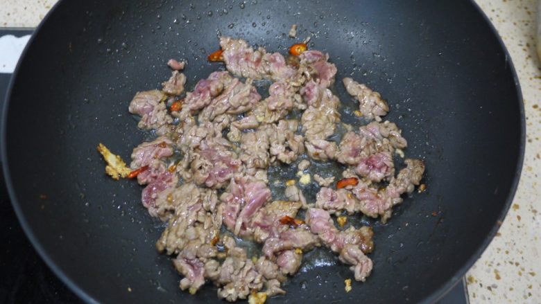 大葱炒牛肉,牛肉进锅后先不要用锅铲怼它,让它煎30秒,把牛肉的一面煎定型后再翻面煸炒。