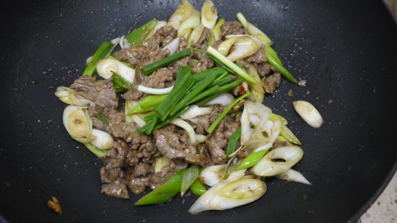 大葱炒牛肉,出锅前加入香葱,翻炒均匀即可。
