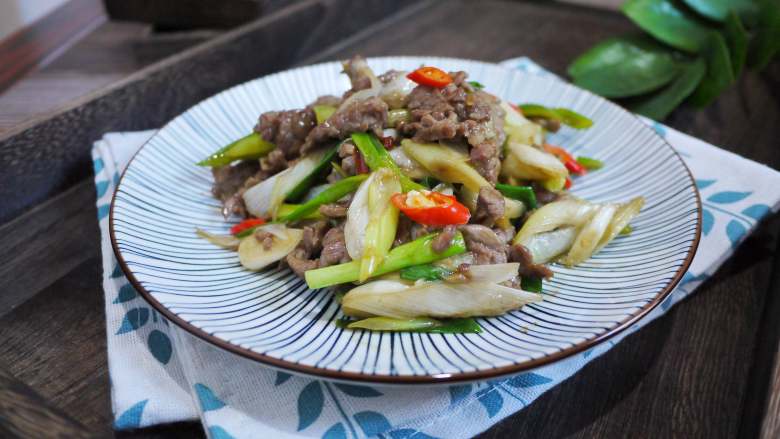 大葱炒牛肉,香嫩下饭的大葱炒牛肉就做好了，赶紧开动吧。