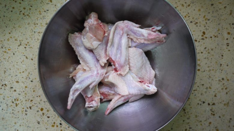 香茅烤鸡翅,<a style='color:red;display:inline-block;' href='/shicai/ 96'>鸡翅</a>用清水清洗干净,沥干水份备用。我用的鸡全翅,所以把小鸡腿切下来了。