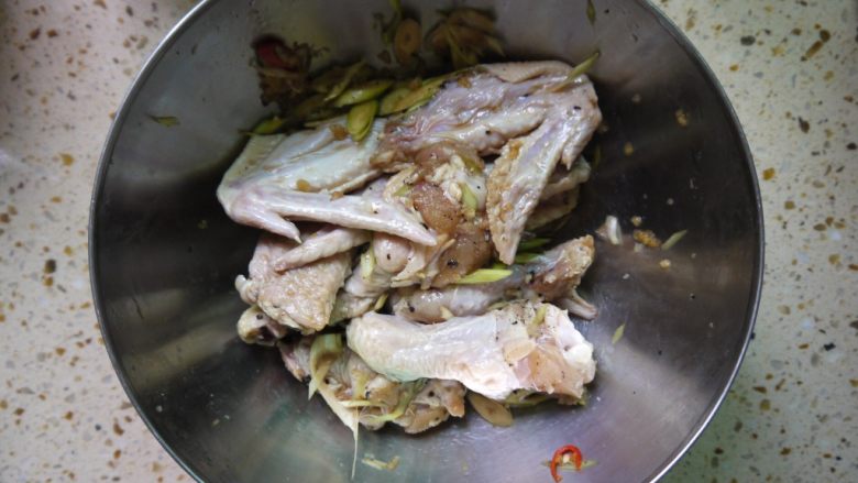 香茅烤鸡翅,把所有的调料混合拌匀,均匀地抹在鸡翅上,给鸡翅做一个全身按摩。如果用整个的童子鸡烤,可以将部分调料塞进鸡的肚子里面。最好是盖保鲜膜把鸡翅放进冰箱冷藏腌制6小时以上或者12小时。