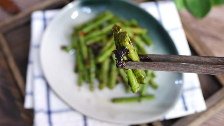 橄榄菜炒豆角,好吃又下饭的橄榄菜豆角就做好。