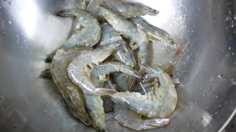 蒜蓉海鲜意大利面,<a style='color:red;display:inline-block;' href='/shicai/ 294'>海虾</a>剪去头部的尖刺和虾脚,开背挑出虾线。