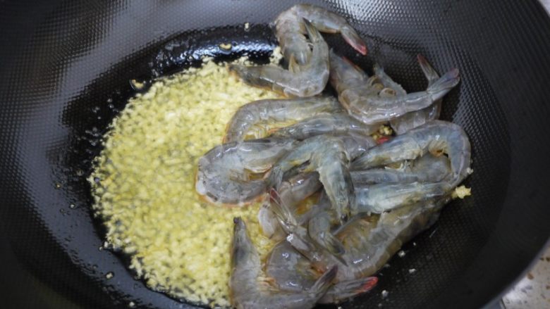 蒜蓉海鲜意大利面,倒入海鲜,炒至虾变红。