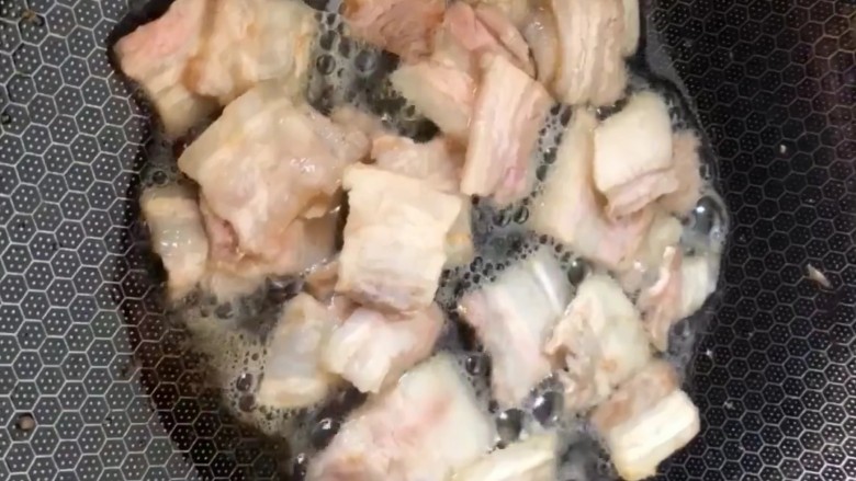 干锅有机花菜炒肉片,锅留底油放入<a style='color:red;display:inline-block;' href='/shicai/ 428'>五花肉</a>片翻炒一下