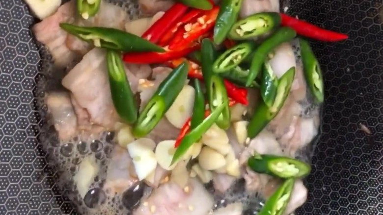 干锅有机花菜炒肉片,再放入蒜姜片，青红尖椒段炒香