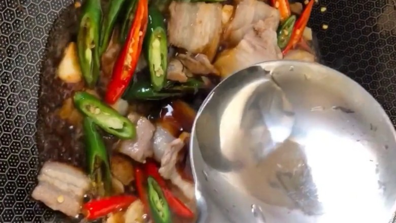 干锅有机花菜炒肉片,炒香之后放入耗油，<a style='color:red;display:inline-block;' href='/shicai/ 692'>酱油</a>，<a style='color:red;display:inline-block;' href='/shicai/ 715'>白醋</a>