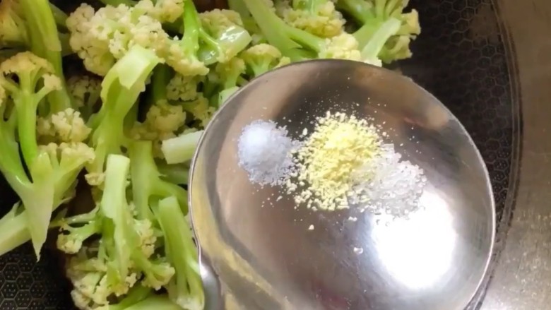 干锅有机花菜炒肉片,把花菜放入锅中，放盐，<a style='color:red;display:inline-block;' href='/shicai/ 756'>鸡精</a>，<a style='color:red;display:inline-block;' href='/shicai/ 3729'>白糖</a>调味翻炒均匀出锅